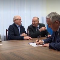 Юрий Бобрышев поставил подпись в поддержку самовыдвижения Владимира Путина на пост президента