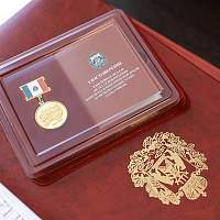 Юрий Бобрышев вручил представителям старшего поколения юбилейные медали в честь 80-летия освобождения Новгорода