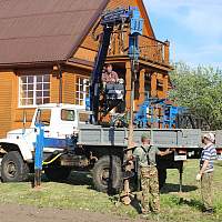 Житель демянской деревни Шишково соорудил на своём участке дом для аиста